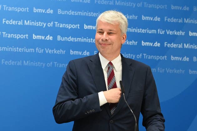 Bundesverkehrsminister Steffen BILGER waehrend der Pressekonferenz Bundesverkehrsminister Steffen Bilger laedt zum Spitzengespraech Niedrigwasser am 06.08.2026, Bonn Deutschand,