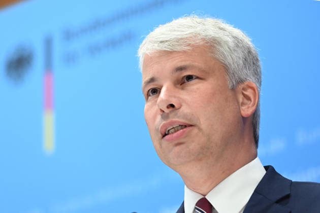 Bundesverkehrsminister Steffen BILGER waehrend der Pressekonferenz Bundesverkehrsminister Steffen Bilger laedt zum Spitzengespraech Niedrigwasser am 06.08.2026, Bonn Deutschand,