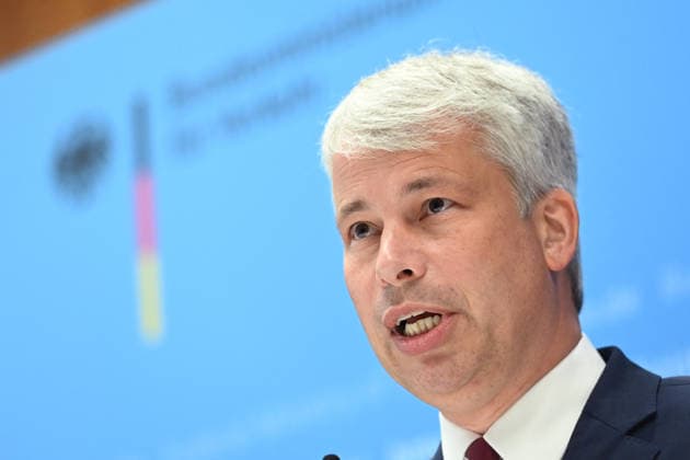Bundesverkehrsminister Steffen BILGER waehrend der Pressekonferenz Bundesverkehrsminister Steffen Bilger laedt zum Spitzengespraech Niedrigwasser am 06.08.2026, Bonn Deutschand,