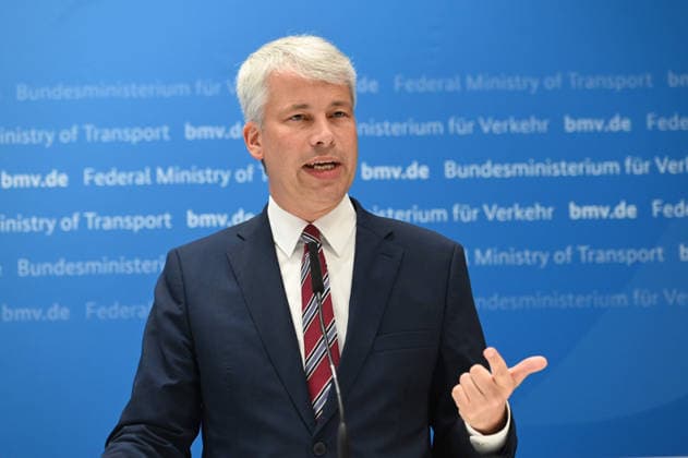Bundesverkehrsminister Steffen BILGER waehrend der Pressekonferenz Bundesverkehrsminister Steffen Bilger laedt zum Spitzengespraech Niedrigwasser am 06.08.2026, Bonn Deutschand,