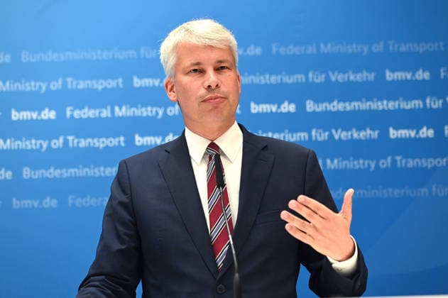 Bundesverkehrsminister Steffen BILGER waehrend der Pressekonferenz Bundesverkehrsminister Steffen Bilger laedt zum Spitzengespraech Niedrigwasser am 06.08.2026, Bonn Deutschand,