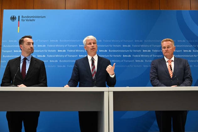 v.l. Steffen BAUER, CEO Geschaeftsfuehrer vonHGK Shipping, Bundesverkehrsminister Steffen BILGER, Jens SCHWANEN, Geschaeftsfuehrer BDB Bundesverband der deutschen Binnenschifffahrt, waehrend der Pressekonferenz Bundesverkehrsminister Steffen Bilger laedt zum Spitzengespraech Niedrigwasser am 06.08.2026, Bonn Deutschand,
