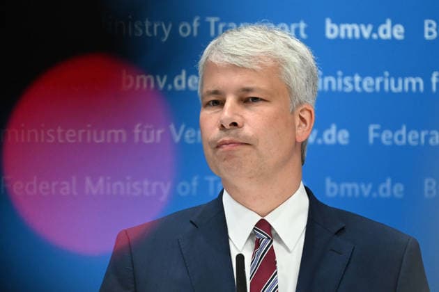 Bundesverkehrsminister Steffen BILGER waehrend der Pressekonferenz Bundesverkehrsminister Steffen Bilger laedt zum Spitzengespraech Niedrigwasser am 06.08.2026, Bonn Deutschand,
