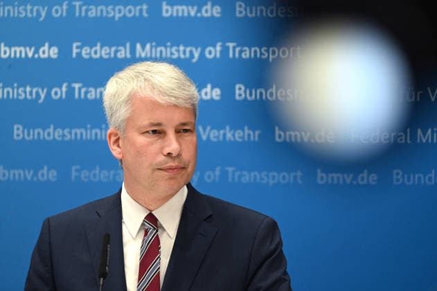Bundesverkehrsminister Steffen BILGER waehrend der Pressekonferenz Bundesverkehrsminister Steffen Bilger laedt zum Spitzengespraech Niedrigwasser am 06.08.2026, Bonn Deutschand,