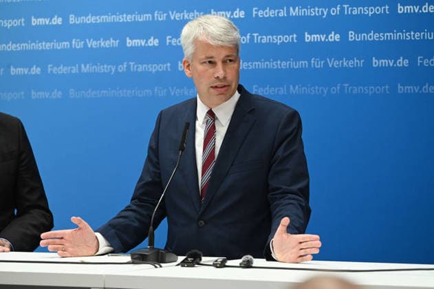 Bundesverkehrsminister Steffen BILGER waehrend der Pressekonferenz Bundesverkehrsminister Steffen Bilger laedt zum Spitzengespraech Niedrigwasser am 06.08.2026, Bonn Deutschand,