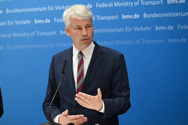 Bundesverkehrsminister Steffen BILGER waehrend der Pressekonferenz Bundesverkehrsminister Steffen Bilger laedt zum Spitzengespraech Niedrigwasser am 06.08.2026, Bonn Deutschand,