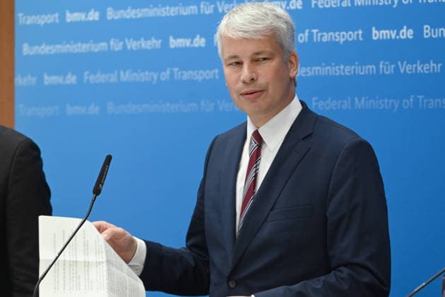 Bundesverkehrsminister Steffen BILGER waehrend der Pressekonferenz Bundesverkehrsminister Steffen Bilger laedt zum Spitzengespraech Niedrigwasser am 06.08.2026, Bonn Deutschand,