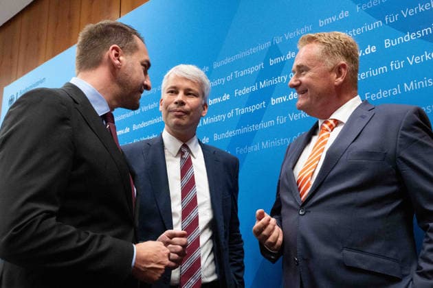 v.l. Steffen BAUER, CEO Geschaeftsfuehrer vonHGK Shipping, Bundesverkehrsminister Steffen BILGER, Jens SCHWANEN, Geschaeftsfuehrer BDB Bundesverband der deutschen Binnenschifffahrt, waehrend der Pressekonferenz Bundesverkehrsminister Steffen Bilger laedt zum Spitzengespraech Niedrigwasser am 06.08.2026, Bonn Deutschand,