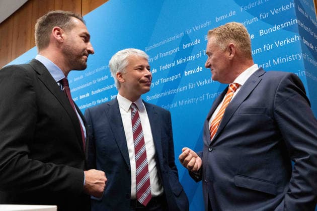 v.l. Steffen BAUER, CEO Geschaeftsfuehrer vonHGK Shipping, Bundesverkehrsminister Steffen BILGER, Jens SCHWANEN, Geschaeftsfuehrer BDB Bundesverband der deutschen Binnenschifffahrt, waehrend der Pressekonferenz Bundesverkehrsminister Steffen Bilger laedt zum Spitzengespraech Niedrigwasser am 06.08.2026, Bonn Deutschand,