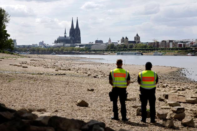News Bilder des Tages Blick auf den abgesperrten Bereich des Flussufers am Rhein. Durch das Niedrigwasser ist im Rhein bei Köln-Deutz eine Weltkriegsbombe gefunden worden. Die amerikanische 5-Zentner-Bombe soll heute noch entschärft werden. Innerhalb eines 400-Meter-Radius ist alles abgesperrt - Mitarbeiter des Ordnungsamt kontrollieren die Eingänge. Der Kampfmittelbeseitigungsdienst Rheinland der Bezirksregierung Düsseldorf (KBD) und das Ordnungsamt der Stadt Köln sind vor Ort. (Themenbild, Symbolbild) Köln, 06.08.2026 NRW Deutschland Copyright: xChristophxHardtx