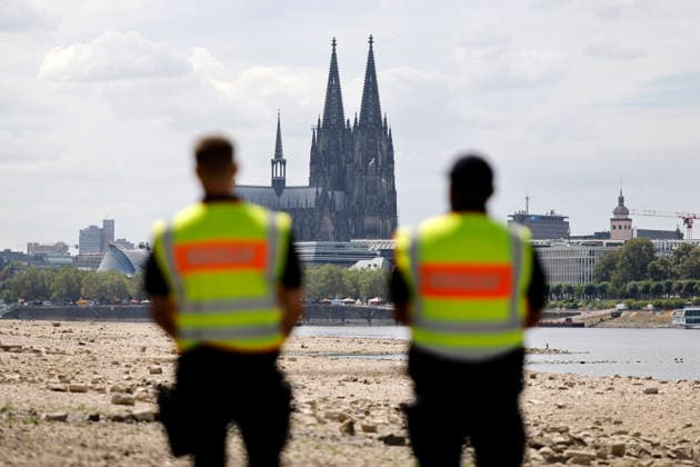 Blick auf den abgesperrten Bereich des Flussufers am Rhein. Durch das Niedrigwasser ist im Rhein bei Köln-Deutz eine Weltkriegsbombe gefunden worden. Die amerikanische 5-Zentner-Bombe soll heute noch entschärft werden. Innerhalb eines 400-Meter-Radius ist alles abgesperrt - Mitarbeiter des Ordnungsamt kontrollieren die Eingänge. Der Kampfmittelbeseitigungsdienst Rheinland der Bezirksregierung Düsseldorf (KBD) und das Ordnungsamt der Stadt Köln sind vor Ort. (Themenbild, Symbolbild) Köln, 06.08.2026 NRW Deutschland Copyright: xChristophxHardtx