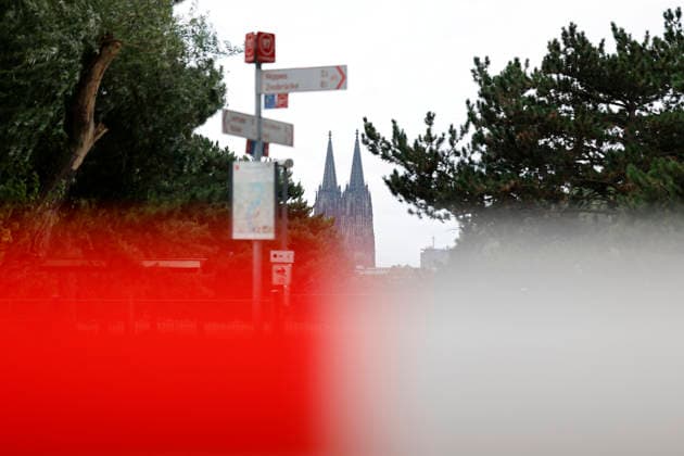Blick auf den abgesperrten Bereich des Rheinpark am Rhein. Durch das Niedrigwasser ist im Rhein bei Köln-Deutz eine Weltkriegsbombe gefunden worden. Die amerikanische 5-Zentner-Bombe soll heute noch entschärft werden. Innerhalb eines 400-Meter-Radius ist alles abgesperrt - Mitarbeiter des Ordnungsamt kontrollieren die Eingänge. Der Kampfmittelbeseitigungsdienst Rheinland der Bezirksregierung Düsseldorf (KBD) und das Ordnungsamt der Stadt Köln sind vor Ort. (Themenbild, Symbolbild) Köln, 06.08.2026 NRW Deutschland Copyright: xChristophxHardtx