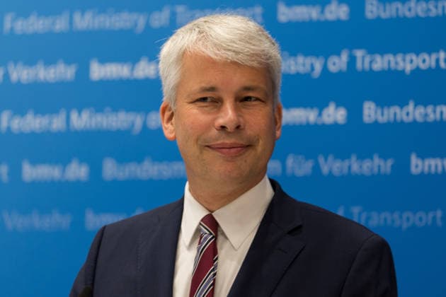 Spitzengespräch Niedrigwasser: Pressestatement mit Bilger, Bauer und Schwanen Pressestatement beim Spitzengespräch Niedrigwasser im Bundesministerium für Verkehr in Bonn mit Steffen Bauer (HGK), Bundesverkehrsminister Steffen Bilger (CDU, im Bild) und Jens Schwanen (BDB). Bonn Gronau Nordrhein-Westfalen Deutschland Copyright: xMarcxJohnx