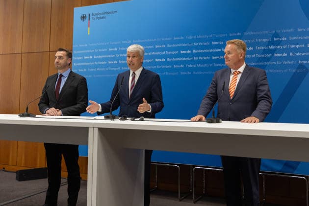 Spitzengespräch Niedrigwasser: Pressestatement mit Bilger, Bauer und Schwanen Pressestatement beim Spitzengespräch Niedrigwasser im Bundesministerium für Verkehr in Bonn (v.l.n.r.): Steffen Bauer, Vorstandsvorsitzender der Häfen und Güterverkehr Köln AG (HGK), Bundesverkehrsminister Steffen Bilger (CDU) und Jens Schwanen, Geschäftsführer des Bundesverbands der Deutschen Binnenschifffahrt (BDB). Bonn Gronau Nordrhein-Westfalen Deutschland Copyright: xMarcxJohnx
