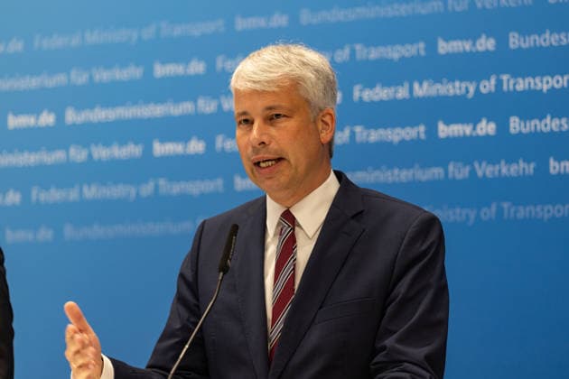 Spitzengespräch Niedrigwasser: Pressestatement mit Bilger, Bauer und Schwanen Pressestatement beim Spitzengespräch Niedrigwasser im Bundesministerium für Verkehr in Bonn mit Steffen Bauer (HGK), Bundesverkehrsminister Steffen Bilger (CDU, im Bild) und Jens Schwanen (BDB). Bonn Gronau Nordrhein-Westfalen Deutschland Copyright: xMarcxJohnx