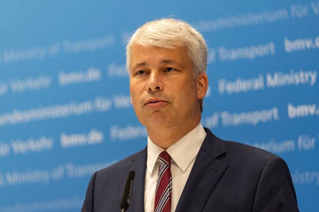 Spitzengespräch Niedrigwasser: Pressestatement mit Bilger, Bauer und Schwanen Pressestatement beim Spitzengespräch Niedrigwasser im Bundesministerium für Verkehr in Bonn mit Steffen Bauer (HGK), Bundesverkehrsminister Steffen Bilger (CDU, im Bild) und Jens Schwanen (BDB). Bonn Gronau Nordrhein-Westfalen Deutschland Copyright: xMarcxJohnx