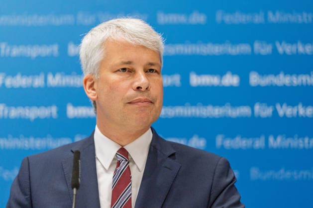 Spitzengespräch Niedrigwasser: Pressestatement mit Bilger, Bauer und Schwanen Pressestatement beim Spitzengespräch Niedrigwasser im Bundesministerium für Verkehr in Bonn mit Steffen Bauer (HGK), Bundesverkehrsminister Steffen Bilger (CDU, im Bild) und Jens Schwanen (BDB). Bonn Gronau Nordrhein-Westfalen Deutschland Copyright: xMarcxJohnx