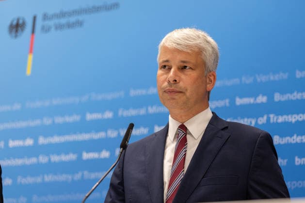 Spitzengespräch Niedrigwasser: Pressestatement mit Bilger, Bauer und Schwanen Pressestatement beim Spitzengespräch Niedrigwasser im Bundesministerium für Verkehr in Bonn mit Steffen Bauer (HGK), Bundesverkehrsminister Steffen Bilger (CDU, im Bild) und Jens Schwanen (BDB). Bonn Gronau Nordrhein-Westfalen Deutschland Copyright: xMarcxJohnx