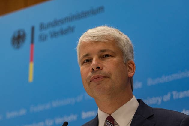 Spitzengespräch Niedrigwasser: Pressestatement mit Bilger, Bauer und Schwanen Pressestatement beim Spitzengespräch Niedrigwasser im Bundesministerium für Verkehr in Bonn mit Steffen Bauer (HGK), Bundesverkehrsminister Steffen Bilger (CDU, im Bild) und Jens Schwanen (BDB). Bonn Gronau Nordrhein-Westfalen Deutschland Copyright: xMarcxJohnx