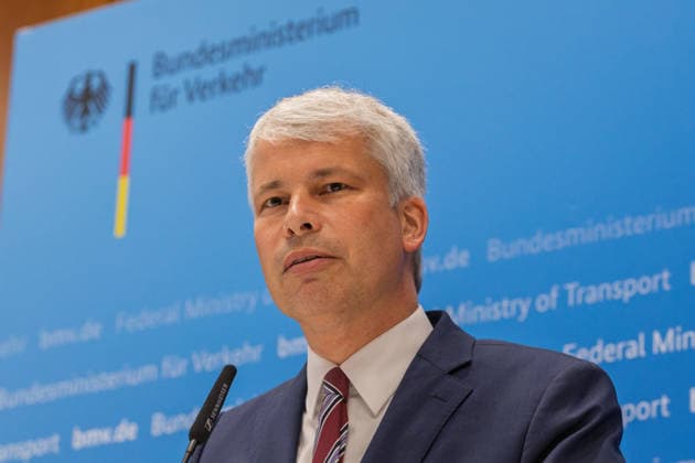 Spitzengespräch Niedrigwasser: Pressestatement mit Bilger, Bauer und Schwanen Pressestatement beim Spitzengespräch Niedrigwasser im Bundesministerium für Verkehr in Bonn mit Steffen Bauer (HGK), Bundesverkehrsminister Steffen Bilger (CDU, im Bild) und Jens Schwanen (BDB). Bonn Gronau Nordrhein-Westfalen Deutschland Copyright: xMarcxJohnx