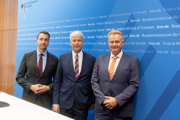 Spitzengespräch Niedrigwasser: Pressestatement mit Bilger, Bauer und Schwanen Pressestatement beim Spitzengespräch Niedrigwasser im Bundesministerium für Verkehr in Bonn (v.l.n.r.): Steffen Bauer, Vorstandsvorsitzender der Häfen und Güterverkehr Köln AG (HGK), Bundesverkehrsminister Steffen Bilger (CDU) und Jens Schwanen, Geschäftsführer des Bundesverbands der Deutschen Binnenschifffahrt (BDB). Bonn Gronau Nordrhein-Westfalen Deutschland Copyright: xMarcxJohnx