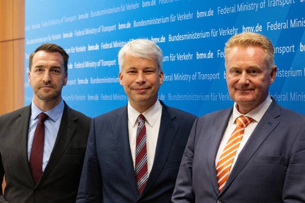 Spitzengespräch Niedrigwasser: Pressestatement mit Bilger, Bauer und Schwanen Pressestatement beim Spitzengespräch Niedrigwasser im Bundesministerium für Verkehr in Bonn (v.l.n.r.): Steffen Bauer, Vorstandsvorsitzender der Häfen und Güterverkehr Köln AG (HGK), Bundesverkehrsminister Steffen Bilger (CDU) und Jens Schwanen, Geschäftsführer des Bundesverbands der Deutschen Binnenschifffahrt (BDB). Bonn Gronau Nordrhein-Westfalen Deutschland Copyright: xMarcxJohnx