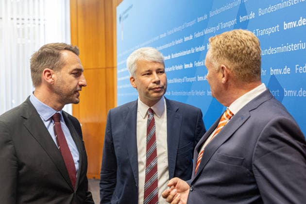 Spitzengespräch Niedrigwasser: Pressestatement mit Bilger, Bauer und Schwanen Pressestatement beim Spitzengespräch Niedrigwasser im Bundesministerium für Verkehr in Bonn (v.l.n.r.): Steffen Bauer, Vorstandsvorsitzender der Häfen und Güterverkehr Köln AG (HGK), Bundesverkehrsminister Steffen Bilger (CDU) und Jens Schwanen, Geschäftsführer des Bundesverbands der Deutschen Binnenschifffahrt (BDB). Bonn Gronau Nordrhein-Westfalen Deutschland Copyright: xMarcxJohnx