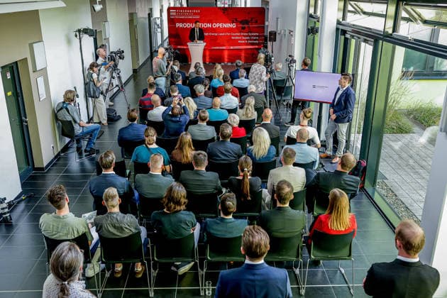 FiberBridge Photonics realisiert die Serienfertigung für militärische Hochleistungslasersysteme zur Drohnenabwehr Serienfertigung militärischer Hochleistungslasersysteme, für die Drohnenabwehr der europäischen und internationalen Verteidigungsindustrie, Abwehr von Drohnenschwärmen. Geladene Gäste. Rede Olaf Lies, Niedersächsischer Ministerpräsident auf der Bühne. Hollerithallee 17, 30419 Hannove Firma FiberBridge Photonics Niedersachsen, Region Hannover Germany