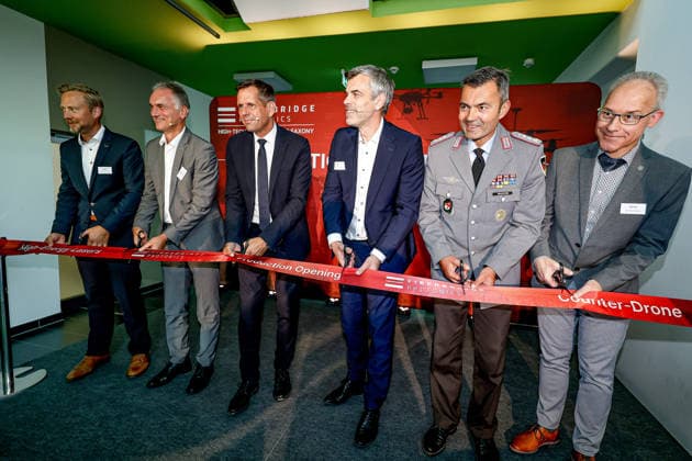 FiberBridge Photonics realisiert die Serienfertigung für militärische Hochleistungslasersysteme zur Drohnenabwehr Serienfertigung militärischer Hochleistungslasersysteme, für die Drohnenabwehr der europäischen und internationalen Verteidigungsindustrie, Abwehr von Drohnenschwärmen. Durchschneiden eines roten Bandes Hollerithallee 17, 30419 Hannove Firma FiberBridge Photonics Niedersachsen, Region Hannover Germany