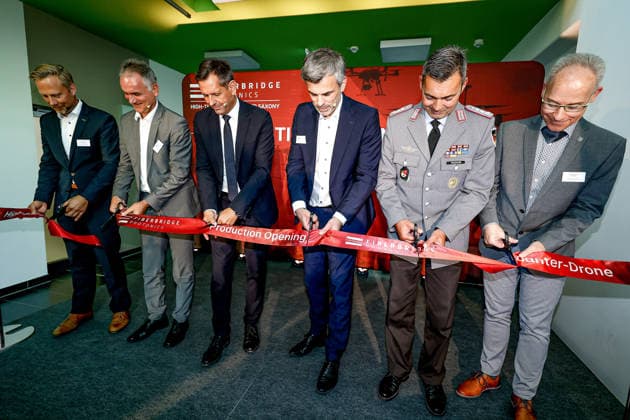 News Bilder des Tages FiberBridge Photonics realisiert die Serienfertigung für militärische Hochleistungslasersysteme zur Drohnenabwehr Serienfertigung militärischer Hochleistungslasersysteme, für die Drohnenabwehr der europäischen und internationalen Verteidigungsindustrie, Abwehr von Drohnenschwärmen. Durchschneiden eines roten Bandes Hollerithallee 17, 30419 Hannove Firma FiberBridge Photonics Niedersachsen, Region Hannover Germany