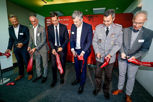 FiberBridge Photonics realisiert die Serienfertigung für militärische Hochleistungslasersysteme zur Drohnenabwehr Serienfertigung militärischer Hochleistungslasersysteme, für die Drohnenabwehr der europäischen und internationalen Verteidigungsindustrie, Abwehr von Drohnenschwärmen. Durchschneiden eines roten Bandes Hollerithallee 17, 30419 Hannove Firma FiberBridge Photonics Niedersachsen, Region Hannover Germany