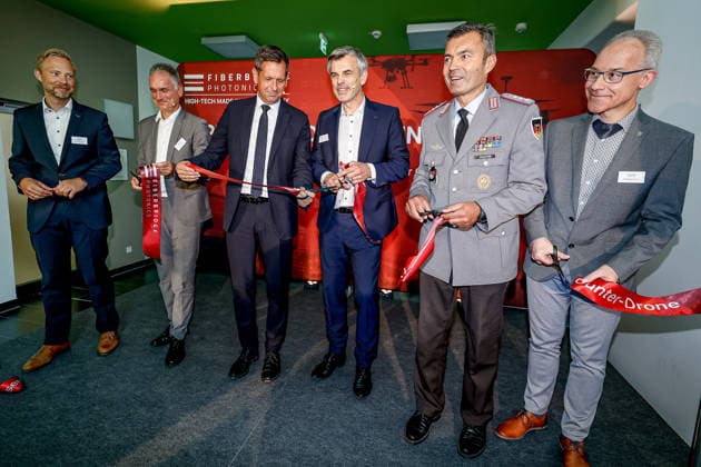 FiberBridge Photonics realisiert die Serienfertigung für militärische Hochleistungslasersysteme zur Drohnenabwehr FiberBridge Photonics; Serienfertigung; militärische Hochleistungslasersysteme.Drohnenabwehr. Durchschneiden des roten Bandes: (v.r.n.l.) Christoph Stein Technischer Regierungsdirektor WTD 91; Oberst Frank Wachter; Kommandeur des Landeskommandos Niedersachsen der Bundeswehr; Dr.-Ing. Thomas Theeg; Geschäftsführer FiberBridge Photonics GmbH; Olaf Lies; Niedersächsischer Ministerpräsident; Frank Dosquet; Direktor; Wehrtechnische Dienststelle (WTD 91) für Waffen und Munition der Bundeswehr; Armin Sternberg; Technischer Regierungsdirektor WTD 91 Hollerithallee 17, 30419 Hannove Firma FiberBridge Photonics Niedersachsen, Regi