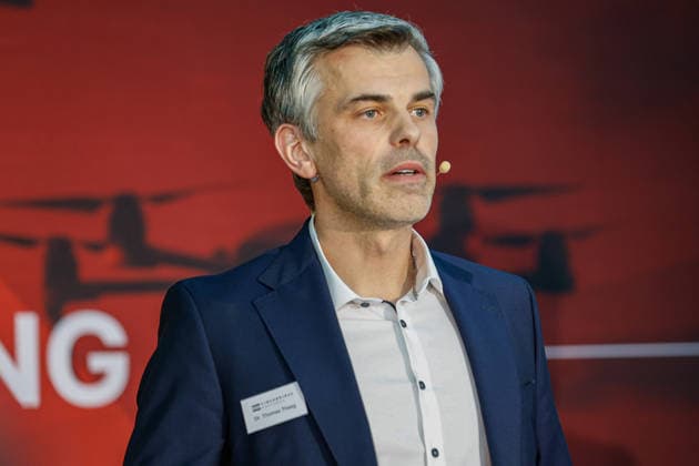 FiberBridge Photonics realisiert die Serienfertigung für militärische Hochleistungslasersysteme zur Drohnenabwehr Serienfertigung militärischer Hochleistungslasersysteme, für die Drohnenabwehr der europäischen und internationalen Verteidigungsindustrie, Abwehr von Drohnenschwärmen. Rede Dr.-Ing. Thomas Theeg, Geschäftsführer FiberBridge Photonics GmbH Hollerithallee 17, 30419 Hannove Firma FiberBridge Photonics Niedersachsen, Region Hannover Germany