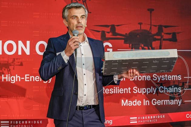 News Bilder des Tages FiberBridge Photonics realisiert die Serienfertigung für militärische Hochleistungslasersysteme zur Drohnenabwehr Serienfertigung militärischer Hochleistungslasersysteme, für die Drohnenabwehr der europäischen und internationalen Verteidigungsindustrie, Abwehr von Drohnenschwärmen. Dr.-Ing. Thomas Theeg, Geschäftsführer FiberBridge Photonics GmbH mit einem Laser-Verstärker. Hollerithallee 17, 30419 Hannove Firma FiberBridge Photonics Niedersachsen, Region Hannover Germany