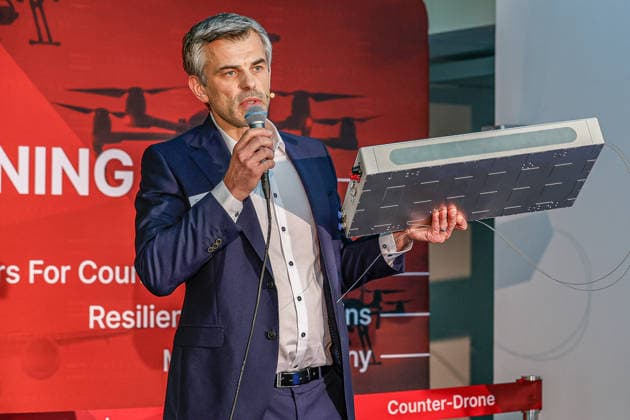 FiberBridge Photonics realisiert die Serienfertigung für militärische Hochleistungslasersysteme zur Drohnenabwehr Serienfertigung militärischer Hochleistungslasersysteme, für die Drohnenabwehr der europäischen und internationalen Verteidigungsindustrie, Abwehr von Drohnenschwärmen. Dr.-Ing. Thomas Theeg, Geschäftsführer FiberBridge Photonics GmbH mit einem Laser-Verstärker. Hollerithallee 17, 30419 Hannove Firma FiberBridge Photonics Niedersachsen, Region Hannover Germany