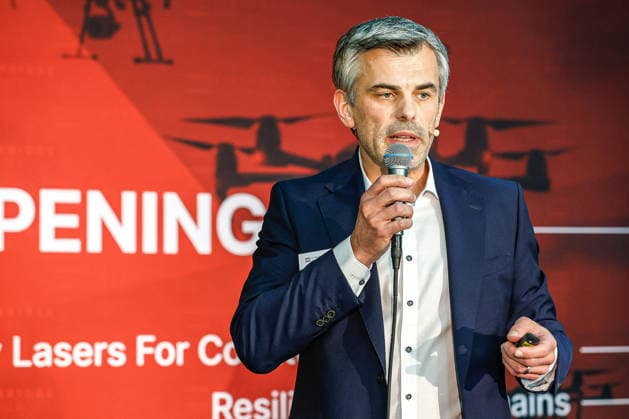 FiberBridge Photonics realisiert die Serienfertigung für militärische Hochleistungslasersysteme zur Drohnenabwehr Serienfertigung militärischer Hochleistungslasersysteme, für die Drohnenabwehr der europäischen und internationalen Verteidigungsindustrie, Abwehr von Drohnenschwärmen. Rede Dr.-Ing. Thomas Theeg, Geschäftsführer FiberBridge Photonics GmbH, Hollerithallee 17, 30419 Hannove Firma FiberBridge Photonics Niedersachsen, Region Hannover Germany