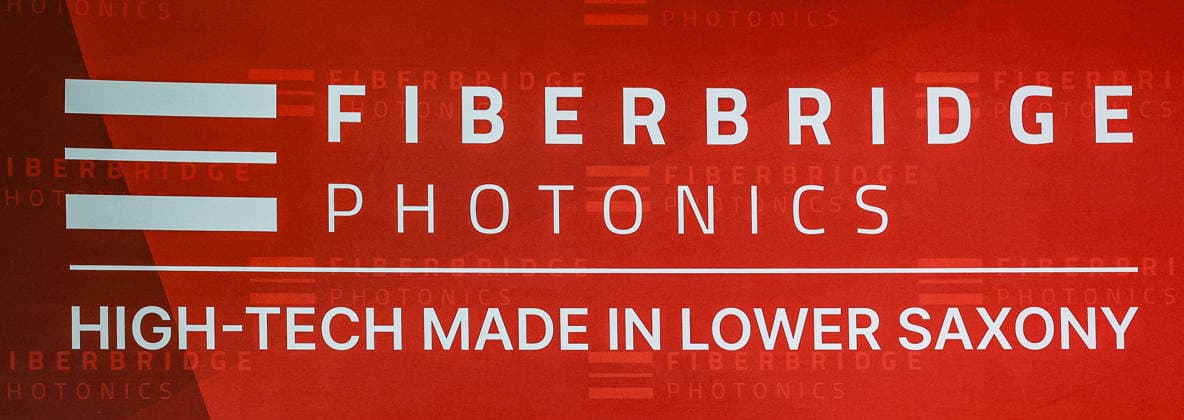 FiberBridge Photonics realisiert die Serienfertigung für militärische Hochleistungslasersysteme zur Drohnenabwehr Serienfertigung militärischer Hochleistungslasersysteme, für die Drohnenabwehr der europäischen und internationalen Verteidigungsindustrie, Abwehr von Drohnenschwärmen. Firmenlogo. Hollerithallee 17, 30419 Hannove Firma FiberBridge Photonics Niedersachsen, Region Hannover Germany