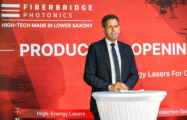 FiberBridge Photonics realisiert die Serienfertigung für militärische Hochleistungslasersysteme zur Drohnenabwehr Serienfertigung militärischer Hochleistungslasersysteme, für die Drohnenabwehr der europäischen und internationalen Verteidigungsindustrie, Abwehr von Drohnenschwärmen. Rede Olaf Lies, Niedersächsischer Ministerpräsident Hollerithallee 17, 30419 Hannove Firma FiberBridge Photonics Niedersachsen, Region Hannover Germany
