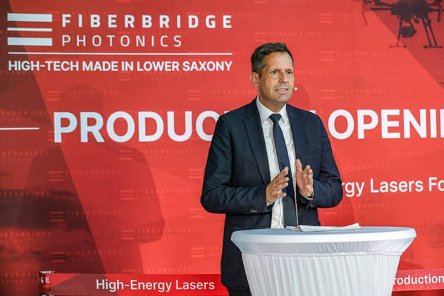 FiberBridge Photonics realisiert die Serienfertigung für militärische Hochleistungslasersysteme zur Drohnenabwehr Serienfertigung militärischer Hochleistungslasersysteme, für die Drohnenabwehr der europäischen und internationalen Verteidigungsindustrie, Abwehr von Drohnenschwärmen. Rede Olaf Lies, Niedersächsischer Ministerpräsident Hollerithallee 17, 30419 Hannove Firma FiberBridge Photonics Niedersachsen, Region Hannover Germany