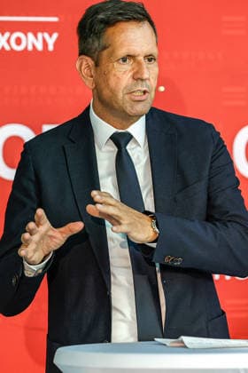 FiberBridge Photonics realisiert die Serienfertigung für militärische Hochleistungslasersysteme zur Drohnenabwehr Serienfertigung militärischer Hochleistungslasersysteme, für die Drohnenabwehr der europäischen und internationalen Verteidigungsindustrie, Abwehr von Drohnenschwärmen. Rede Olaf Lies, Niedersächsischer Ministerpräsident Hollerithallee 17, 30419 Hannove Firma FiberBridge Photonics Niedersachsen, Region Hannover Germany