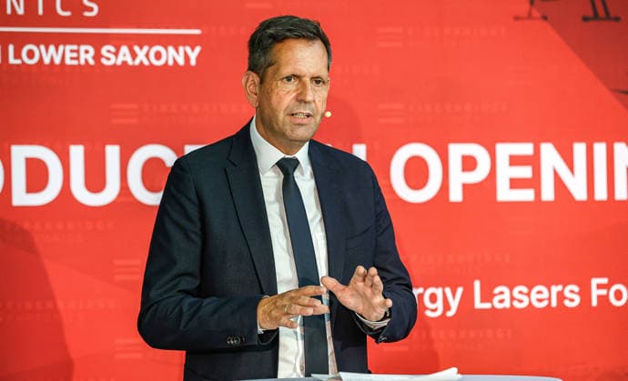 FiberBridge Photonics realisiert die Serienfertigung für militärische Hochleistungslasersysteme zur Drohnenabwehr Serienfertigung militärischer Hochleistungslasersysteme, für die Drohnenabwehr der europäischen und internationalen Verteidigungsindustrie, Abwehr von Drohnenschwärmen. Rede Olaf Lies, Niedersächsischer Ministerpräsident Hollerithallee 17, 30419 Hannove Firma FiberBridge Photonics Niedersachsen, Region Hannover Germany