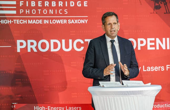 FiberBridge Photonics realisiert die Serienfertigung für militärische Hochleistungslasersysteme zur Drohnenabwehr Serienfertigung militärischer Hochleistungslasersysteme, für die Drohnenabwehr der europäischen und internationalen Verteidigungsindustrie, Abwehr von Drohnenschwärmen. Rede Olaf Lies, Niedersächsischer Ministerpräsident Hollerithallee 17, 30419 Hannove Firma FiberBridge Photonics Niedersachsen, Region Hannover Germany
