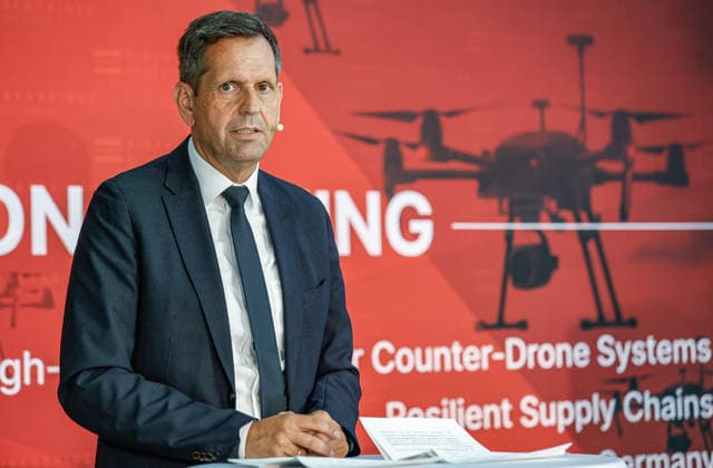 FiberBridge Photonics realisiert die Serienfertigung für militärische Hochleistungslasersysteme zur Drohnenabwehr Serienfertigung militärischer Hochleistungslasersysteme, für die Drohnenabwehr der europäischen und internationalen Verteidigungsindustrie, Abwehr von Drohnenschwärmen. Rede Olaf Lies, Niedersächsischer Ministerpräsident Hollerithallee 17, 30419 Hannove Firma FiberBridge Photonics Niedersachsen, Region Hannover Germany