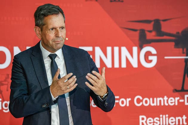 FiberBridge Photonics realisiert die Serienfertigung für militärische Hochleistungslasersysteme zur Drohnenabwehr Serienfertigung militärischer Hochleistungslasersysteme, für die Drohnenabwehr der europäischen und internationalen Verteidigungsindustrie, Abwehr von Drohnenschwärmen. Rede Olaf Lies, Niedersächsischer Ministerpräsident Hollerithallee 17, 30419 Hannove Firma FiberBridge Photonics Niedersachsen, Region Hannover Germany