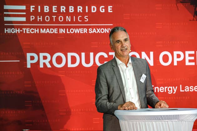 FiberBridge Photonics realisiert die Serienfertigung für militärische Hochleistungslasersysteme zur Drohnenabwehr Serienfertigung militärischer Hochleistungslasersysteme, für die Drohnenabwehr der europäischen und internationalen Verteidigungsindustrie, Abwehr von Drohnenschwärmen. Rede Frank Dosquet, Direktor, Wehrtechnische Dienststelle (WTD 91) für Waffen und Munition der Bundeswehr Hollerithallee 17, 30419 Hannove Firma FiberBridge Photonics Niedersachsen, Region Hannover Germany
