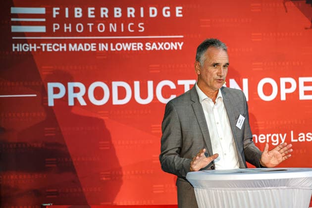 FiberBridge Photonics realisiert die Serienfertigung für militärische Hochleistungslasersysteme zur Drohnenabwehr Serienfertigung militärischer Hochleistungslasersysteme, für die Drohnenabwehr der europäischen und internationalen Verteidigungsindustrie, Abwehr von Drohnenschwärmen. Rede Frank Dosquet, Direktor, Wehrtechnische Dienststelle (WTD 91) für Waffen und Munition der Bundeswehr Hollerithallee 17, 30419 Hannove Firma FiberBridge Photonics Niedersachsen, Region Hannover Germany