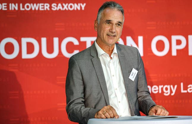 FiberBridge Photonics realisiert die Serienfertigung für militärische Hochleistungslasersysteme zur Drohnenabwehr Serienfertigung militärischer Hochleistungslasersysteme, für die Drohnenabwehr der europäischen und internationalen Verteidigungsindustrie, Abwehr von Drohnenschwärmen. Rede Frank Dosquet, Direktor, Wehrtechnische Dienststelle (WTD 91) für Waffen und Munition der Bundeswehr Hollerithallee 17, 30419 Hannove Firma FiberBridge Photonics Niedersachsen, Region Hannover Germany