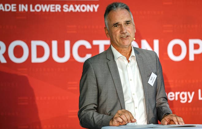 FiberBridge Photonics realisiert die Serienfertigung für militärische Hochleistungslasersysteme zur Drohnenabwehr Serienfertigung militärischer Hochleistungslasersysteme, für die Drohnenabwehr der europäischen und internationalen Verteidigungsindustrie, Abwehr von Drohnenschwärmen. Rede Frank Dosquet, Direktor, Wehrtechnische Dienststelle (WTD 91) für Waffen und Munition der Bundeswehr Hollerithallee 17, 30419 Hannove Firma FiberBridge Photonics Niedersachsen, Region Hannover Germany