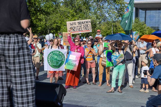 Fridays for Future Berlin - Hitzedemo. Deutschland, Berlin am 6. August 2026: Vor dem Kanzleramt protestieren Klimaaktivistinnen und Klimaaktivisten unter dem Motto Klimakrise eskaliert, Kanzler schweigt?!. Sie verlangen verstärkte Klimaschutzmaßnahmen, einen schnellen politischen Hitzeschutz sowie einen konsequenten Ausstieg aus fossilen Energien.