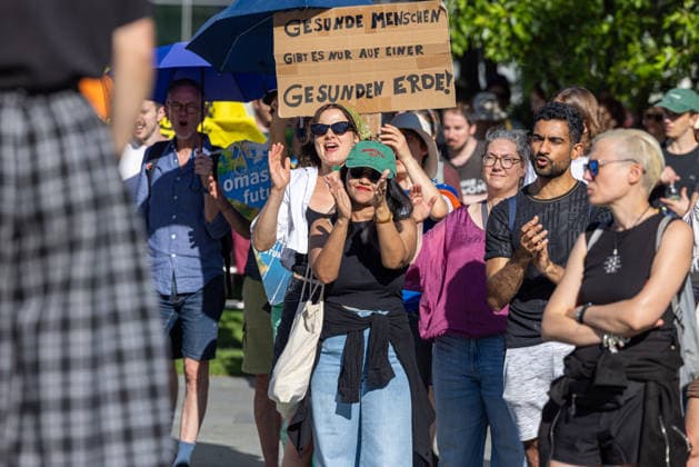 Fridays for Future Berlin - Hitzedemo. Deutschland, Berlin am 6. August 2026: Vor dem Kanzleramt protestieren Klimaaktivistinnen und Klimaaktivisten unter dem Motto Klimakrise eskaliert, Kanzler schweigt?!. Sie verlangen verstärkte Klimaschutzmaßnahmen, einen schnellen politischen Hitzeschutz sowie einen konsequenten Ausstieg aus fossilen Energien.